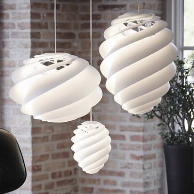 witte hanglampen boven eettafel
