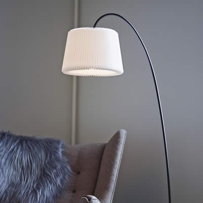 witte hanglampen boven eettafel