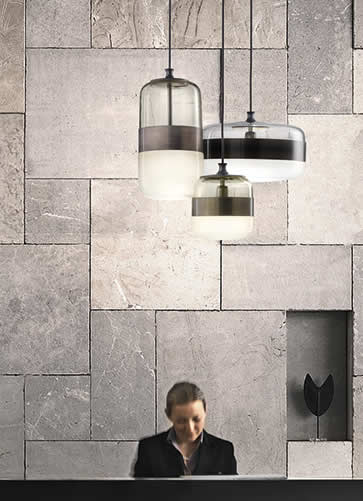 glas hanglampen hal receptie hotel