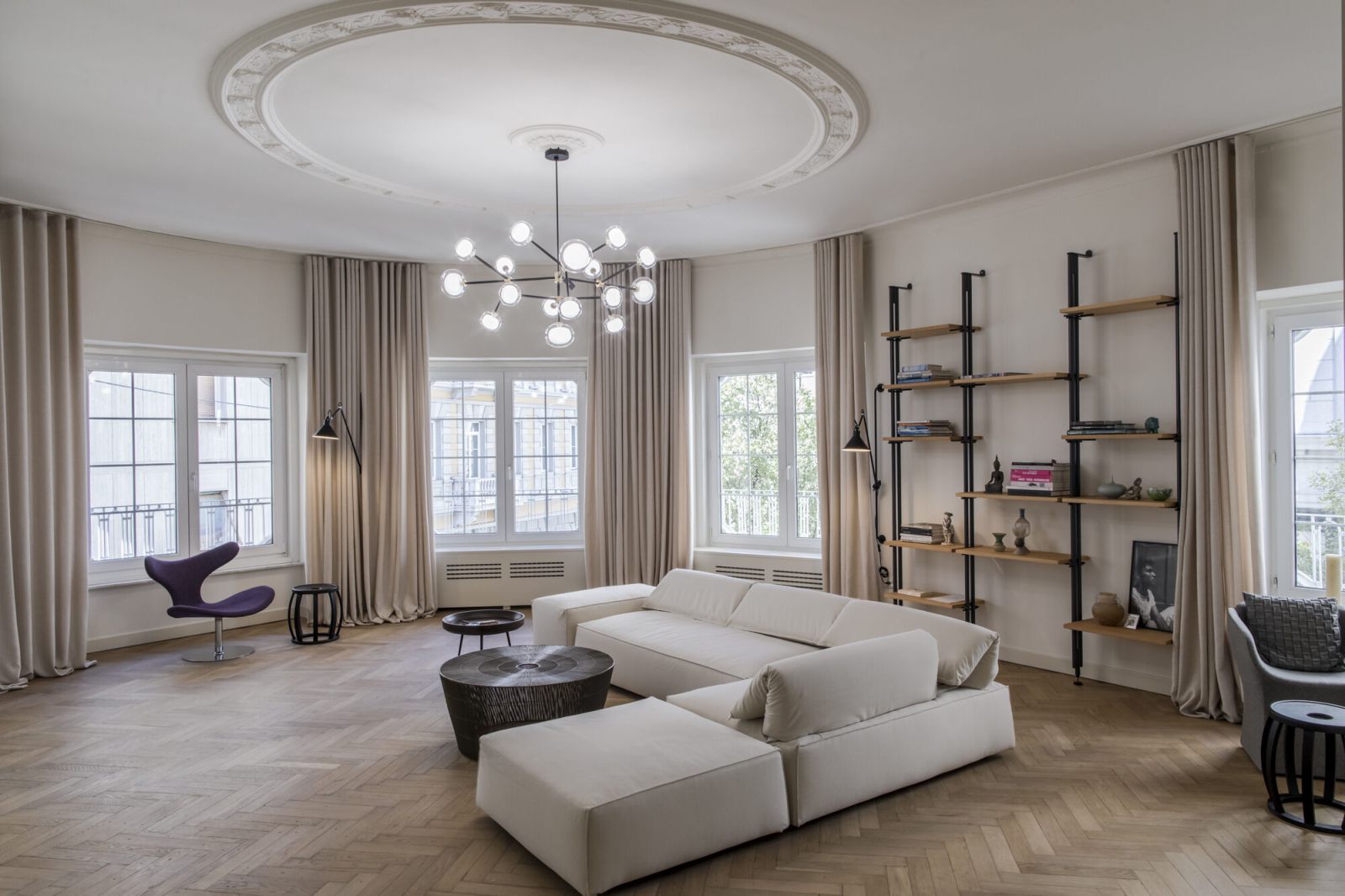 elegante glazen kroonluchter gestukt plafond